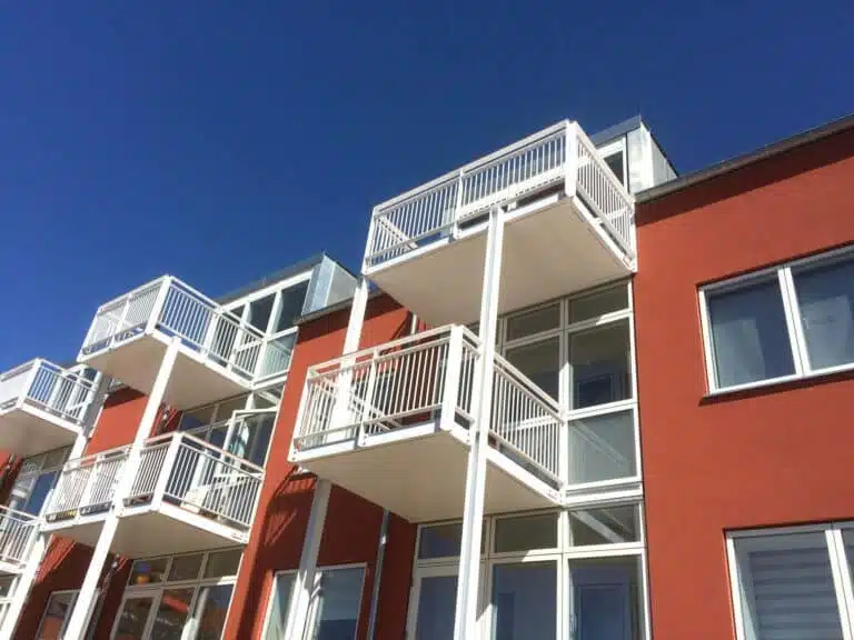 The facade and the building envelope are tota enovated. Windows are replaced and here the new balconies are also shown.